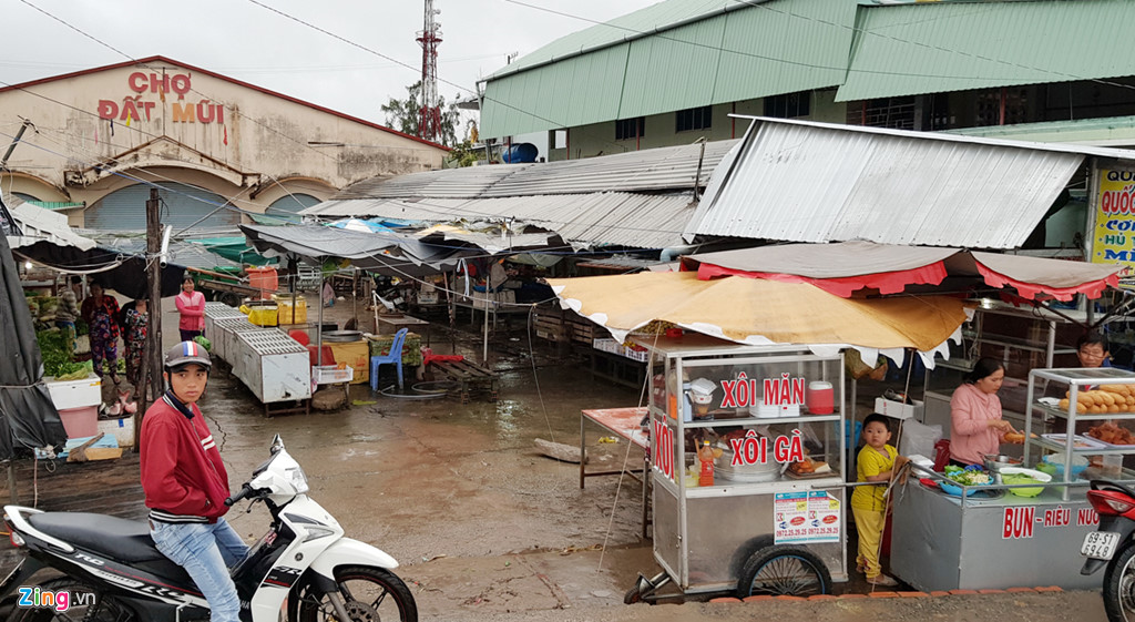 Đất Mũi nhộn nhịp trở lại sau bão Tembin